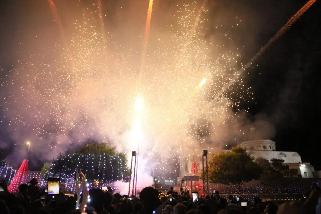 Inauguran el Callejón del Polo Norte en Pachuquilla con Santa Claus y encendido del árbol