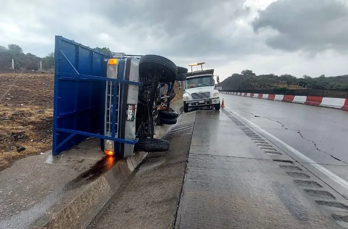 Autopista Arco Norte: vuelca camioneta en tramo Pachuca-Ajoloapan