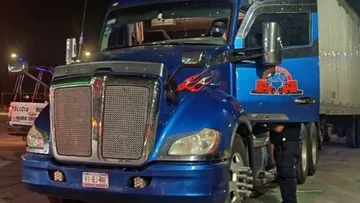 Tractocamión atacado durante un presunto intento de asalto en Tolcayuca.