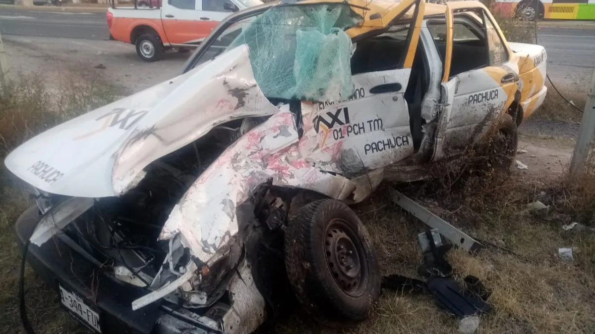 Taxi de Pachuca choca sobre la carretera libre México-Pachuca