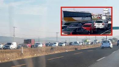 Accidente entre tres vehículos en la carretera México–Pachuca.