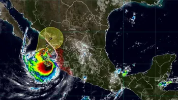 El Huracán Simon, categoría 2, mantiene lluvias muy fuertes, vientos intensos y oleaje de hasta seis metros en las costas de Jalisco, Nayarit y Sinaloa.