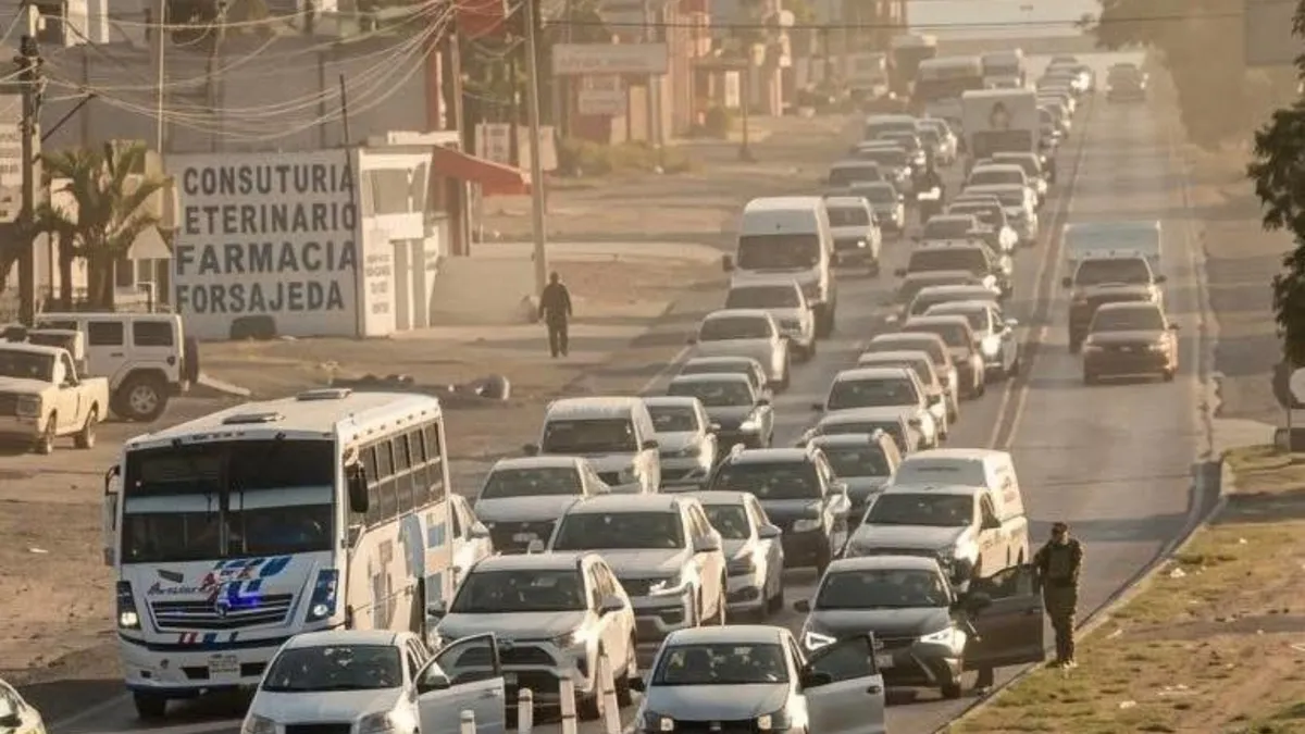 Mujer en labor de parto en carretera