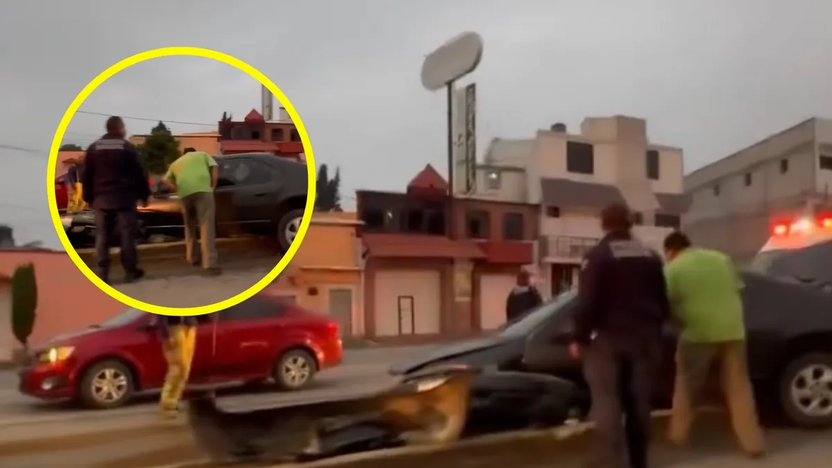 Vehículo varado en el camellón