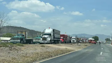 Fuga de gas mantiene cerrada la Pachuca–Actopan. Equipos de emergencia ya trabajan en la zona. Toma precauciones.