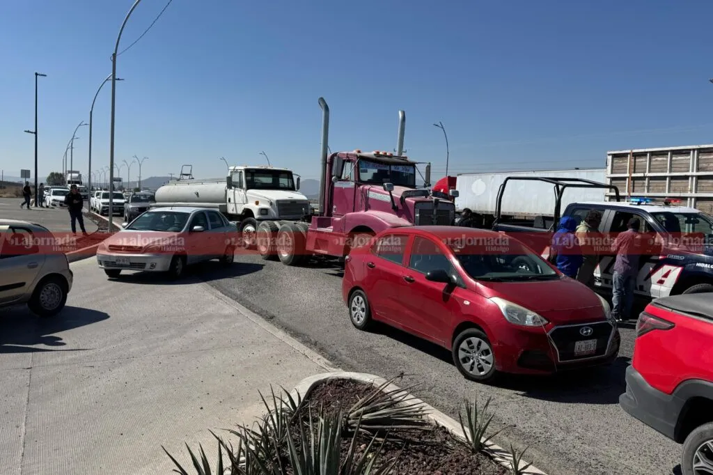 Transportistas bloquean acceso a Platah en Villa de Tezontepec