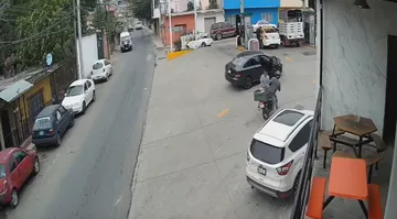 Sujeto persigue con machete a motociclista en gasolinera de Huejutla | Video