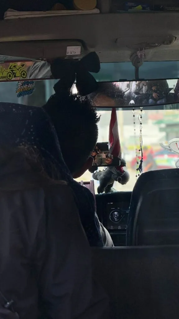 VIDEO | Usuarios exhiben prácticas peligrosas en transporte público