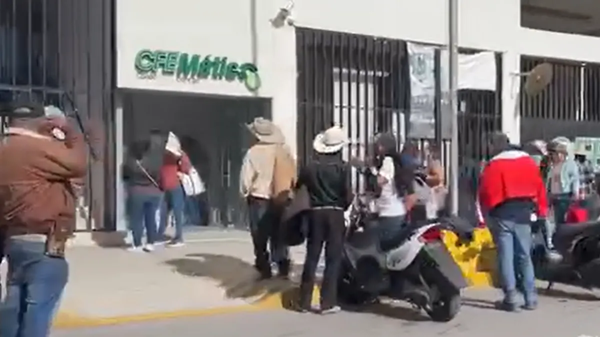 Ciudadanos protestan ante CFE en Ixmiquilpan