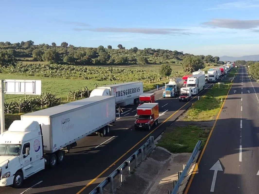 Autopista México-Tulancingo: cerrada tras volcar tráiler con combustible
