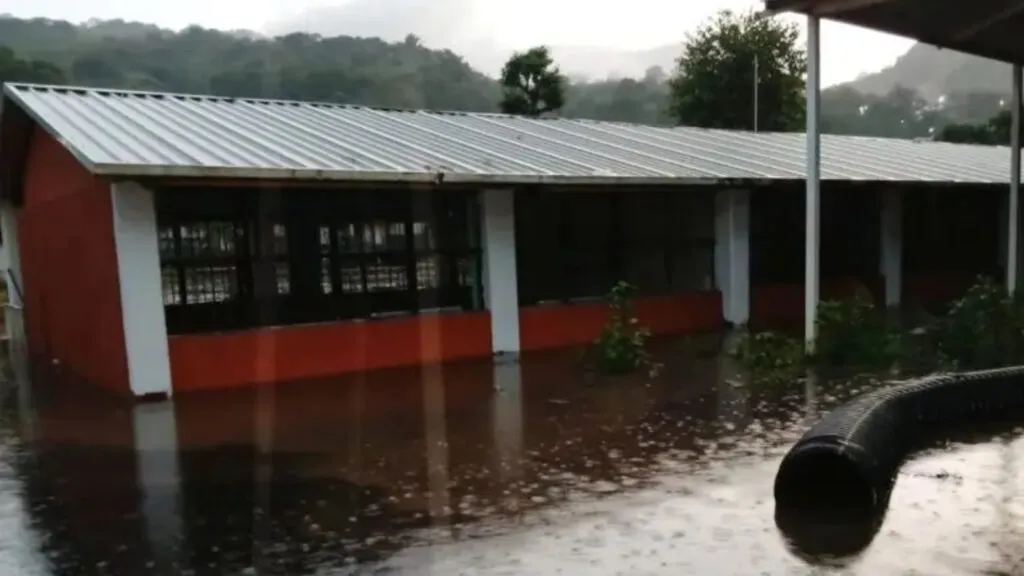 Lluvias impiden regreso a clases en primaria de Huehuetla