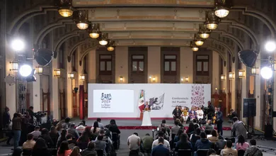 Claudia Sheinbaum afirmó que “las deudas no se politizan, se pagan” y se reunirá con acreedores de Salinas Pliego; destacó logros y reformas.