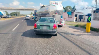 Accidente en Atitalaquia involucra pipa y automóvil con menor de edad