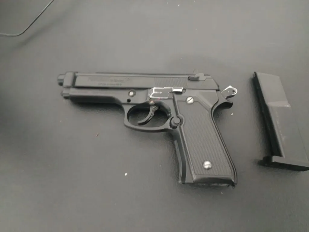 Detienen a hombre con droga y réplica de arma en Hidalgo