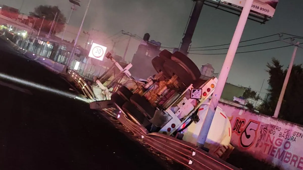 Vuelca pipa cargada de ácido clorhídrico en la autopista México-Pachuca