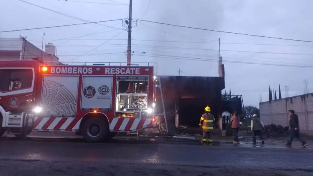 Incendio consume taller de bicicletas en Tula