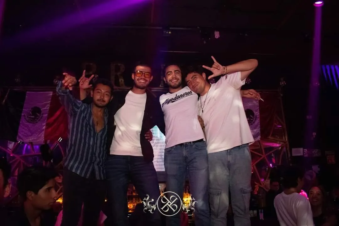 Esteban Rodríguez “líder” estudiantil de la UAEH es captado de antro mientras continúa el paro