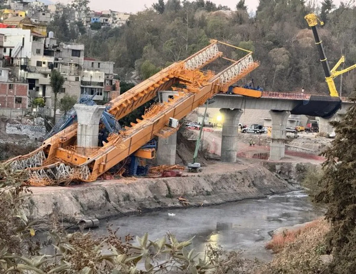 VIDEO | Se desploma una lanzadora de dovelas en las obras del Tren Interurbano