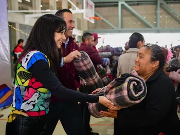 DIF Hidalgo y ayuntamiento de Tizayuca entregan 400 cobijas ante bajada de temperaturas