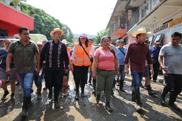 Autoridades federales y estatales de educación evaluaron daños en planteles de la región Otomí–Tepehua y coordinan acciones para reanudar clases.