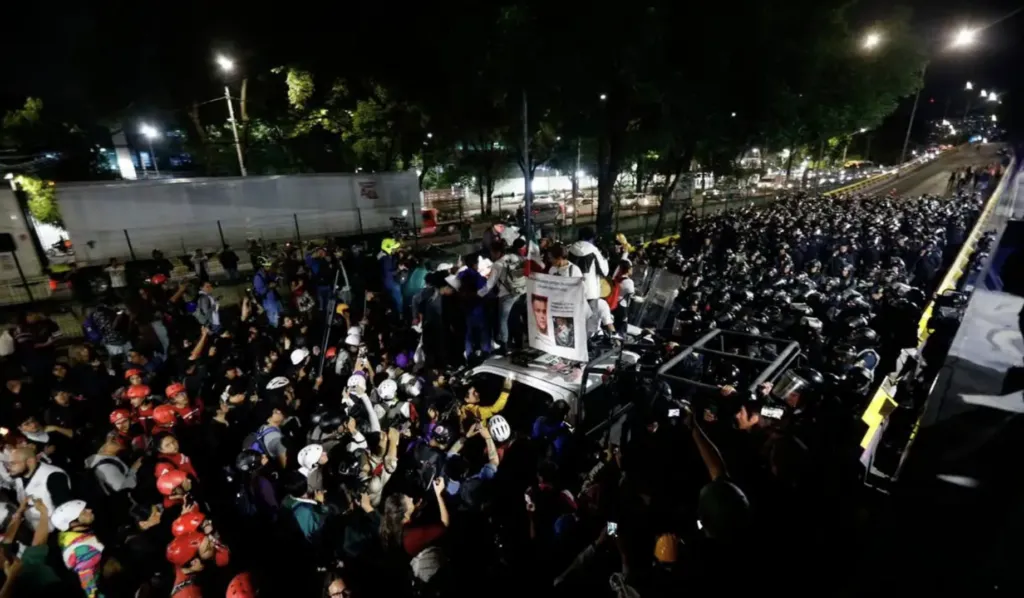 Madres buscadoras marchan rumbo al Azteca antes del arranque del Mundial