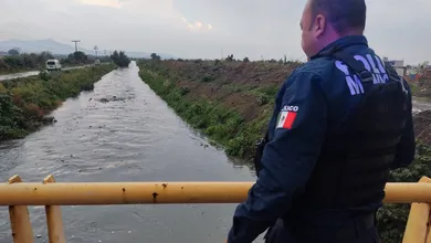 El dren pluvial de la avenida Moreda llegó al 100% de su capacidad en Mineral de la Reforma. Elementos de seguridad auxilian en el traslado de ciudadanos.