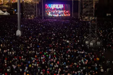 Abarrotan el Zócalo para disfrutar del concierto de Juan Gabriel