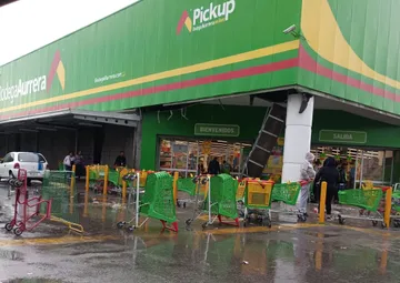 Granizada en Tula de Allende provoca caída de plafones y anegaciones en Bodega Aurrera