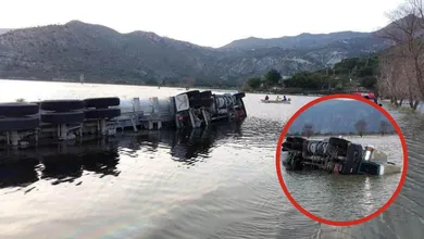 Tráiler volcado sobre carretera inundada en Eloxochitlán.