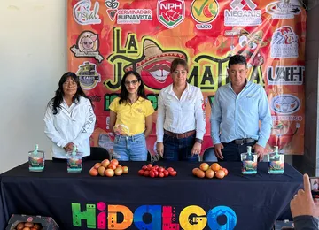 Personas lanzando jitomates en el festival La Jitomatiza 2025 en Metepec, Hidalgo.