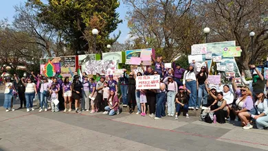 Con consignas y carteles, la movilización del 8M recorrió Tula y concluyó en el jardín municipal con actividades y protestas.