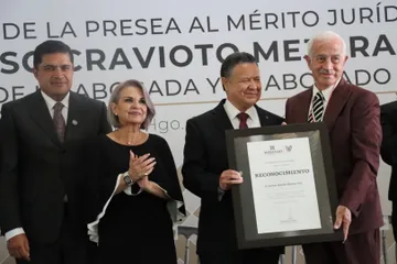 Dan medalla Alfonso Cravioto a Jaime Daniel Baños Paz