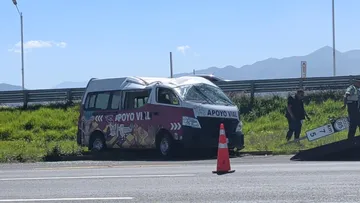 Vehículo de apoyo mecánico del Sitmah accidentado en la carretera México-Pachuca.