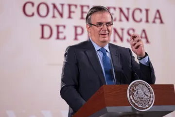 Marcelo Ebrard Casaubón y el Presidente Andrés López Obrador, fijaron postura tras el comentario "racista" del funcionario extranjero. Foto: Presidencia