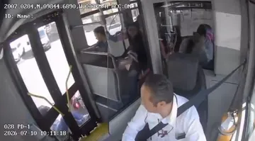 VIDEO | Choca motociclista contra Tuzobús en el centro de Pachuca: así fue el accidente