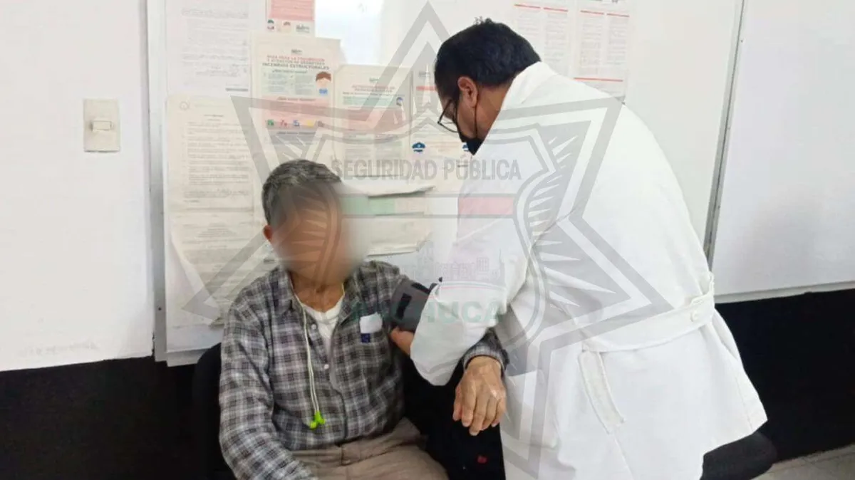 Pachuca: policía ayuda a adulto mayor, estaba reportado como desaparecido en CDMX