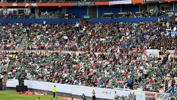 Leyendas de México y Sudáfrica disputan partido en el Estadio Hidalgo.