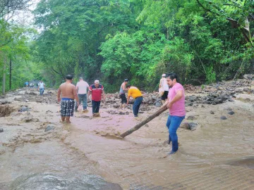 Desalojan a 200 familias tras desbordarse el río Santa Teresa, en Hidalgo