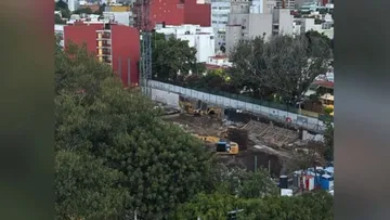 Vecinos protestan con pancartas y bordados de árboles para exigir que no se construya un Fresko en Eje 8 Sur, alcaldía Benito Juárez.
