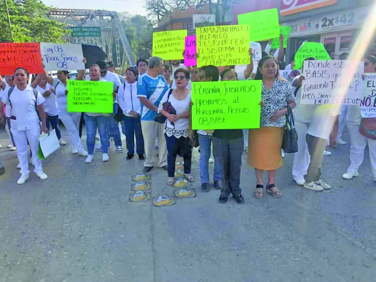Trabajadores del IMSS Bienestar se manifiestan; esto es lo que piden