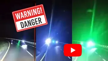 Un video viral muestra cómo un operador de tráiler siguió su camino pese a un intento de asalto en la Puebla-Orizaba. Uno de los presuntos delincuentes habría sido atropellado.
