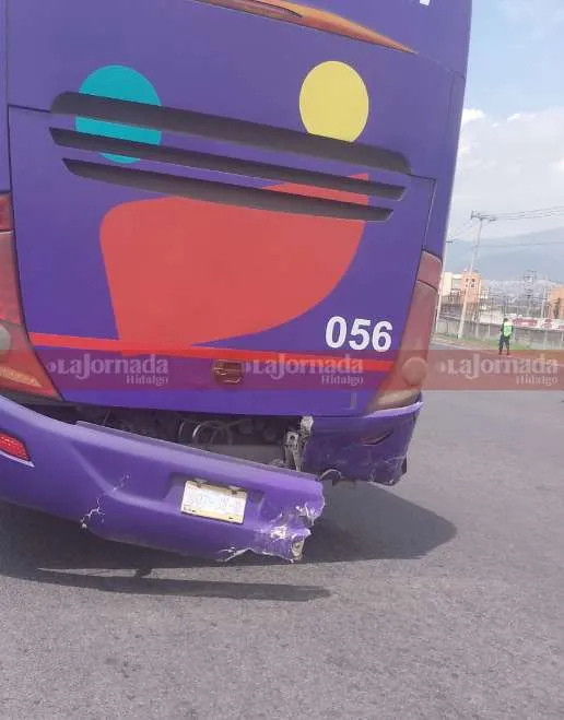 Autopista México-Pachuca: choque entre auto y autobús deja dos lesionados