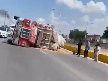 Camión de carga vuelca en la carretera Actopan-Pachuca