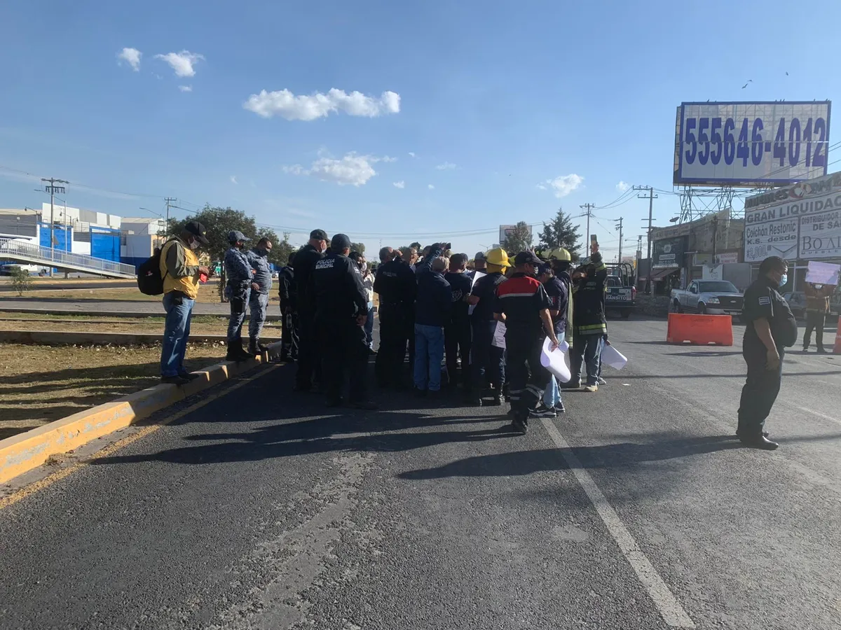Bomberos de Tizayuca bloquean carretera; alcaldía atiende reclamo