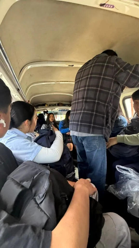VIDEO | Usuarios exhiben prácticas peligrosas en transporte público