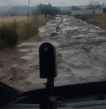 Recrote temporal en ruta alimentadora 15 b por inundaciones