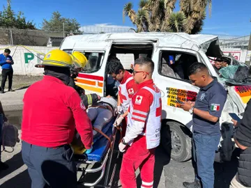 Una persona fallecida el saldo del choque de una combi y una pipa de gas en Pachuca