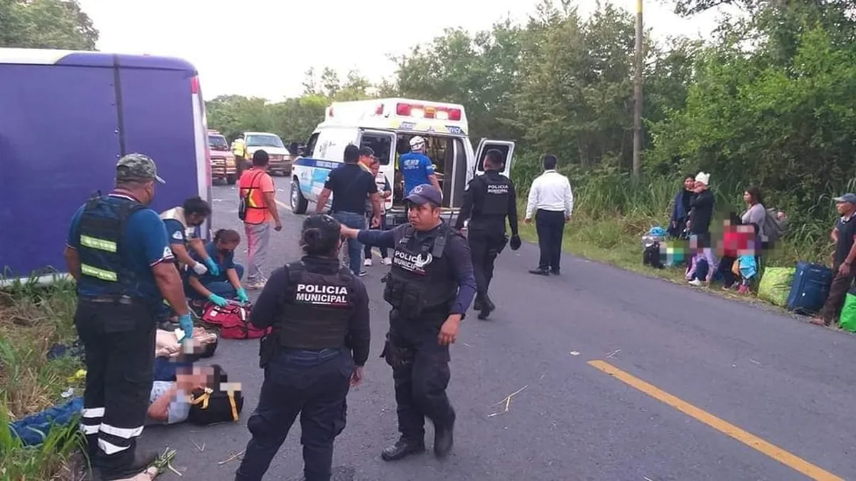 Vuelca camión en Huejutla: trágico accidente deja 2 muertos y 30 heridos