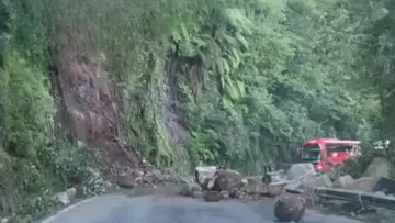Grandes rocas sobre la carretera México-Tampico tras un derrumbe en Tlanchinol.