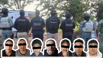 Operativo de autoridades durante cateos contra el narcomenudeo en Acatlán.